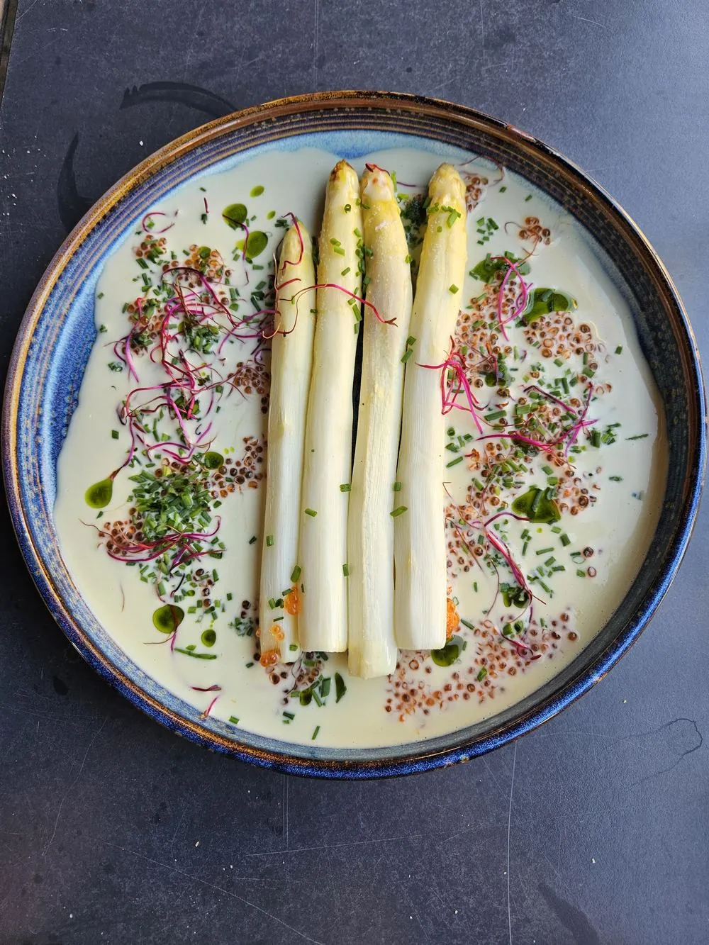 Vit sparris med beurre blanc och löjrom