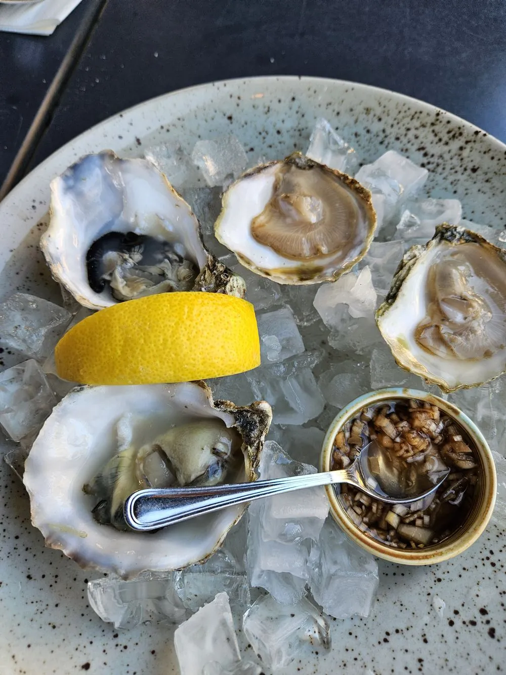 Färska ostron på is med citron och schalottenvinäger